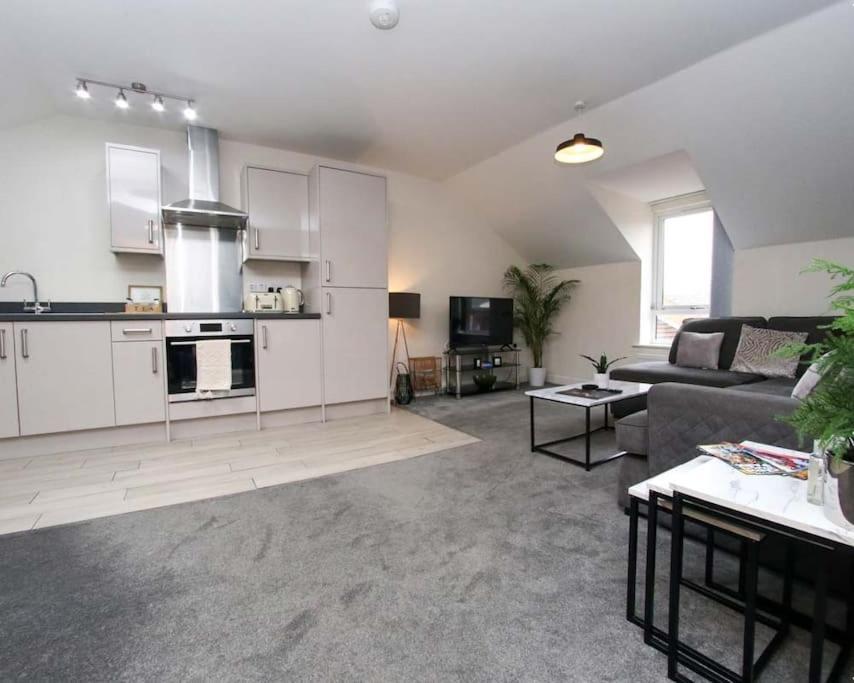 Luxe Living Guest House-Sleeps 6-Private Parking-Free Wifi-Beach-City Суонси Экстерьер фото