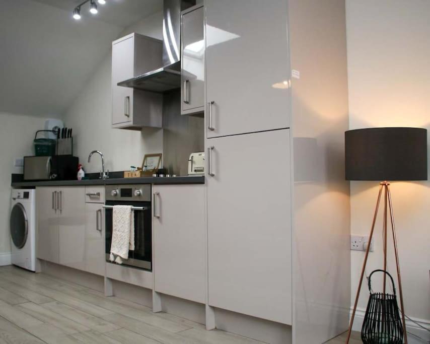 Luxe Living Guest House-Sleeps 6-Private Parking-Free Wifi-Beach-City Суонси Экстерьер фото