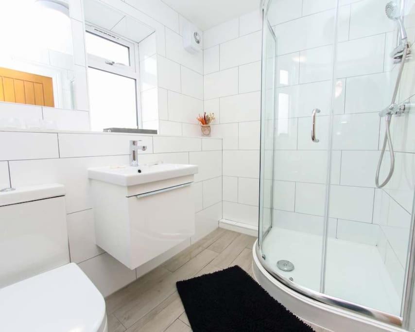 Luxe Living Guest House-Sleeps 6-Private Parking-Free Wifi-Beach-City Суонси Экстерьер фото