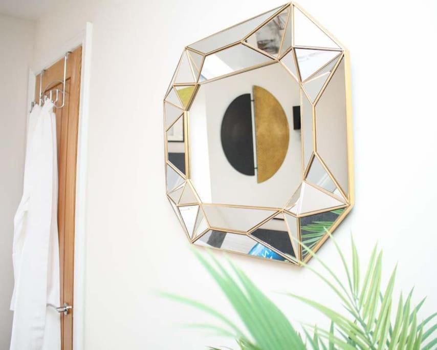 Luxe Living Guest House-Sleeps 6-Private Parking-Free Wifi-Beach-City Суонси Экстерьер фото